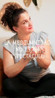 Nadie contempla que en la mediumnidad exista un “demonio” acechando en cada experiencia. Esa idea no nace de la práctica espiritual seria, sino del miedo alimentado durante años por el cine y la cultura popular. Hollywood ha construido relatos impactantes que asocian lo invisible con lo oscuro, lo peligroso y lo maligno, pero la mediumnidad real no tiene nada que ver con posesiones ni fuerzas demoníacas. Es un proceso de sensibilidad, percepción y acompañamiento, basado en el respeto, la ética y la responsabilidad.

La mediumnidad no es espectáculo ni terror: es conexión, conciencia y, sobre todo, amor. Cuando se trabaja desde la luz y la coherencia interior, no hay espacio para el miedo. Confundir espiritualidad con demonización solo genera prejuicio y desinformación. Es momento de hablar claro: la verdadera mediumnidad no asusta, sana. 💫 

Tu también puedes ser médium y yo estoy aquí para ayudarte. 

#medium #mediumnidad #guia #cursos #ayuda