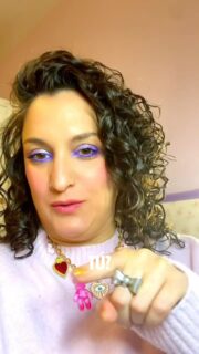 ¡Ser medium es muy fácil! Ser médium no es un don reservado para unos pocos. En realidad, es una capacidad natural que todos podemos desarrollar cuando aprendemos a escuchar nuestra intuición, confiar en nuestra sensibilidad y dejar de bloquear lo que sentimos.

Con mis cuatro técnicas de mediumnidad aprenderás a reconocer las señales, abrir tu percepción y comunicarte con el plano espiritual de forma clara y segura. Y sí, también hablaremos de ese famoso síndrome del impostor que tantas veces aparece cuando empezamos a descubrir nuestro verdadero potencial.

Si sientes curiosidad, si alguna vez has percibido cosas que no sabías explicar o simplemente quieres explorar tu conexión espiritual, este curso es para ti. En mi curso de mediumnidad te guiaré paso a paso para que desarrolles tus capacidades con confianza, práctica y acompañamiento. Permítete descubrir de lo que eres capaz y da el primer paso hacia tu despertar espiritual. ✨

#medium #mediumnidad #curso #viral