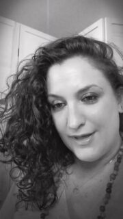 Si alguna vez has sentido una presencia, un susurro en el silencio o una emoción que no es tuya… no es casualidad. El mundo espiritual siempre encuentra formas de comunicarse con quienes están abiertos a escuchar.

Si quieres sentir a los que ya no están, necesitas calma, respeto y conexión interior. Yo puedo ayudarte a abrir ese canal. No es miedo, es amor trascendiendo el tiempo. ¿Estás listo para sentirlos?