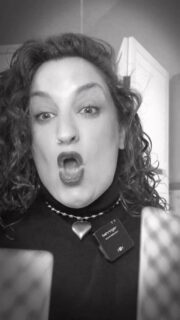 Las cartas de Tarot no tienen su verdadero poder en el precio que pagas por ellas, sino en la capacidad de quien las lee. No hace falta gastarse un dineral en una baraja lujosa para obtener mensajes claros y profundos; lo esencial es la conexión, la sensibilidad y el conocimiento detrás de cada tirada. El #Tarot es un lenguaje simbólico, y como todo lenguaje, lo importante es saber interpretarlo.

Por eso, la formación es fundamental. Aprender a leer correctamente las cartas marca la diferencia entre una lectura superficial y una que realmente guíe, acompañe y aporte claridad. Invertir en aprender, practicar y comprender el Tarot es lo que convierte una baraja en una verdadera herramienta de conciencia y crecimiento ✨🃏

#medium #mediumnidad #cursoonline