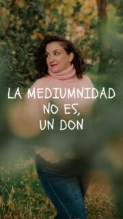La mediumnidad no es magia, ni un “don” reservado para personas especiales. No se trata de poderes sobrenaturales, sino de aprender a escuchar con más profundidad: a tu cuerpo, a tu energía y a lo que no siempre se ve, pero sí se siente.

miedo. La mediumnidad, trabajada con conciencia y responsabilidad, es una herramienta de autoconocimiento y conexión espiritual. 

#medium #mediumnidad #cursoonline #like