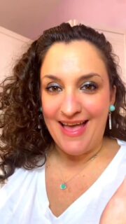 Si sientes que tu mediumnidad se bloquea, prueba algo sencillo: deja de juzgar lo que percibes. La duda corta el canal; la confianza lo abre. Practica a diario, aunque sea unos minutos, y escribe todo sin filtro.

Rodéate de otros médiums. Compartir experiencias te normaliza, te sostiene y te impulsa. Cuando ves que no estás solo, el miedo baja… y tu conexión fluye mucho mejor. #medium #mediumnidad