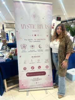 ✨ Ver crecer a nuestros alumnos es una de las cosas más bonitas de este camino. 🤍✨

@mysticrivas, alumna de la Escuela de Inés Justicia, compartiendo su luz y su trabajo en la Feria Esotérica del Centro Comercial Plaza Loranca 2 🔮🌙

Poco a poco, paso a paso… nuestros alumnos van avanzando, ganando confianza, creando sus proyectos y mostrando al mundo todo lo que llevan dentro. ✨

Porque esto no solo es aprender teoría.
Es descubrirse, confiar en uno mismo y atreverse a compartir ese don con los demás. 🤍
 
Muy orgullosos de verte crecer y evolucionar, Mystic Rivas. ✨
 
#escuelademediumnidad #inesjusticia #mysticrivas #tarot